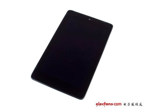 谷歌Nexus 7內(nèi)部主要硬件組成：8 or 16 GB 硬盤；1 GB RAM；四核Tegra 3處理器