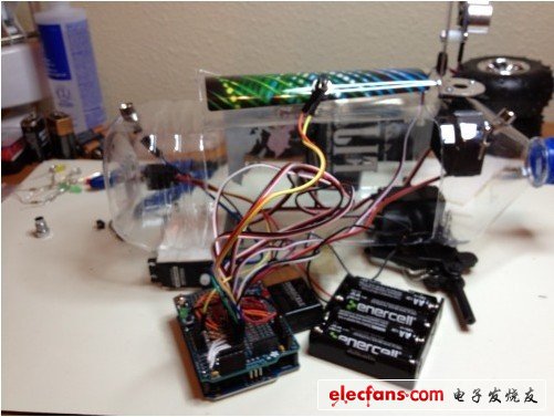 在Fiji水瓶的狹窄空間里面進(jìn)行布置的事情，我希望我可以輕易地將Arduino開發(fā)板上如傳感器、伺服電機(jī)等所有器件輕易的連接上